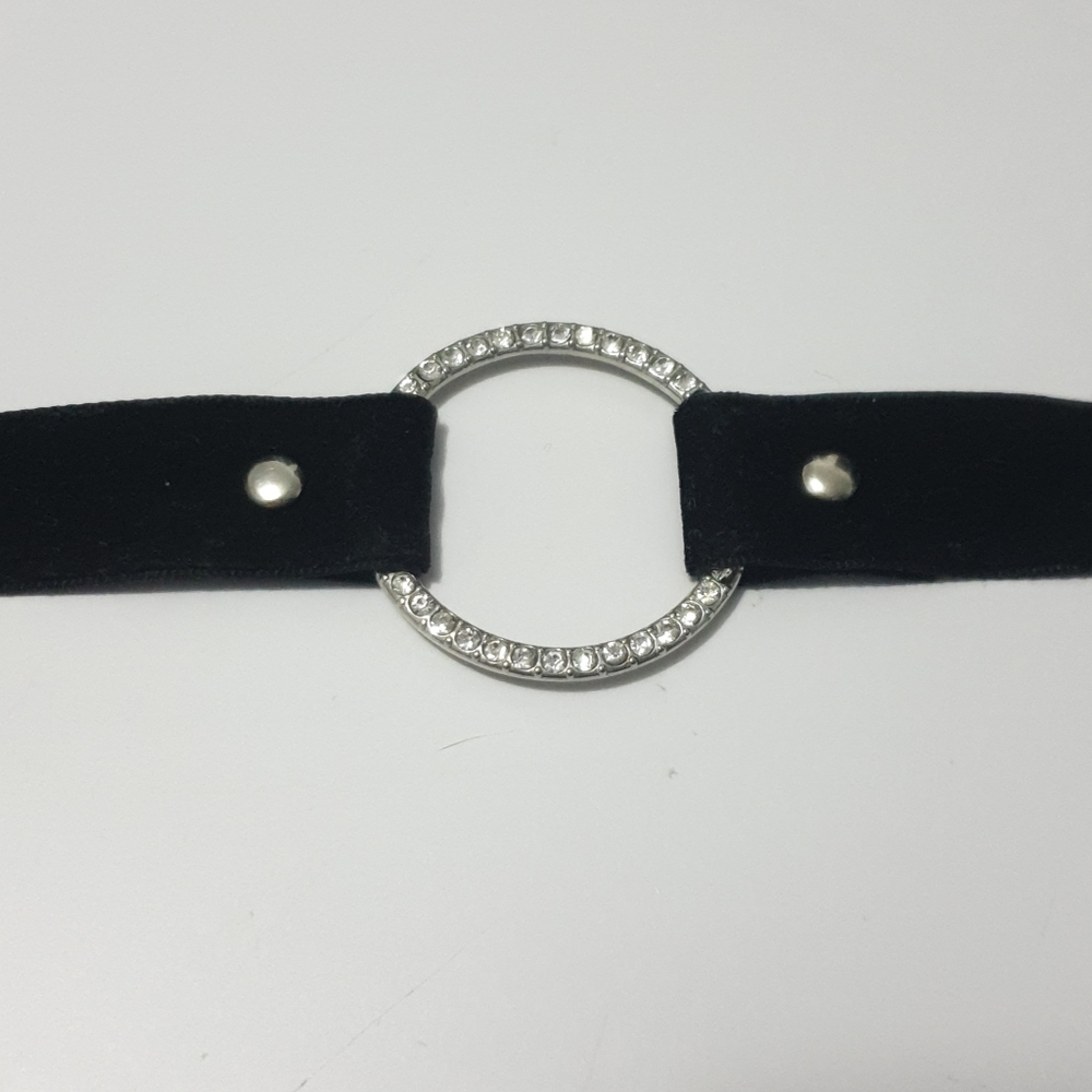 Black velvet and silver crystal o ring choker - Picture 5 of 9